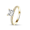 Anello solitario da 2,00 carati con diamante princess in oro giallo con diamanti laterali