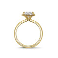 Anello solitario halo da 2,00 carati con diamante princess in oro giallo con diamanti rotondi