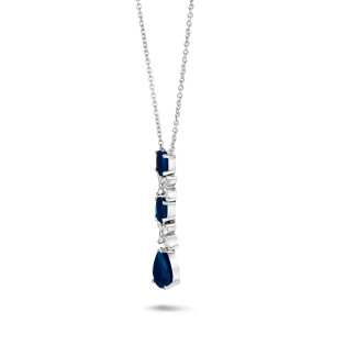 Collana con diamanti con uno zaffiro a forma di pera e due zaffiri ovali in oro bianco