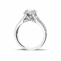 Anello solitario da 0,50 carati in platino con diamante princess e diamanti laterali