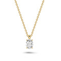 Pendente con diamante solitario da 1,00 carati con taglio ovale in oro giallo