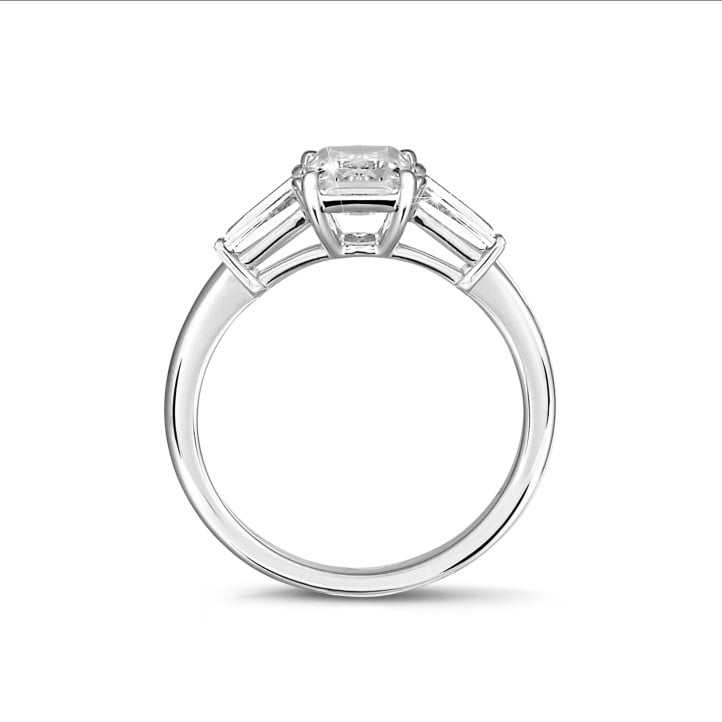 Anello trilogy da 1,00 carati in oro bianco con diamante princess e baguette affusolate