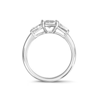 Anello trilogy da 1,00 carati in platino con diamante taglio smeraldo e baguette affusolate