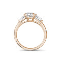 Anello trilogy da 1,00 carati in oro rosso con diamante a goccia e baguette affusolate