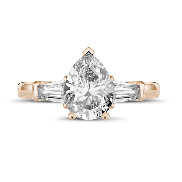 Anello trilogy da 1,00 carati in oro rosso con diamante a goccia e baguette affusolate