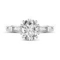 Anello trilogy da 1,00 carati in platino con diamante ovale e baguette affusolate