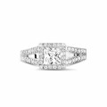 Anello solitario da 0,70 carati in platino con diamante princess e diamanti laterali