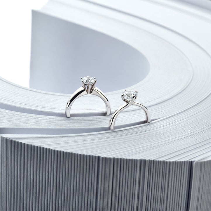 Anello solitario con diamante da 1,50 carati in oro bianco con sei griffe