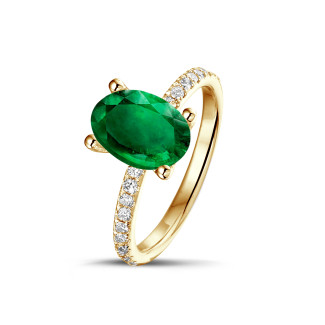 Anelli - Anello in oro giallo con smeraldo ovale e diamanti laterali