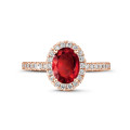 Anello solitario Halo in oro rosso con rubino ovale e piccoli diamanti