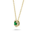 Collana Halo in oro giallo con smeraldo centrale e diamanti rotondi