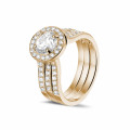 Anello solitario con diamante da 1,00 carati in oro rosso con diamanti laterali