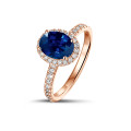 Anello solitario Halo in oro rosso con zaffiro ovale e piccoli diamanti