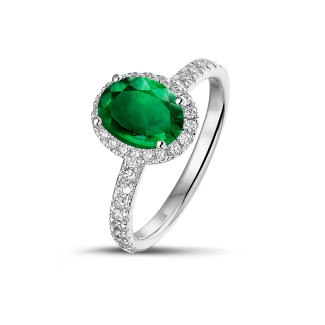 Fidanzamento - Anello solitario Halo in oro bianco con smeraldo ovale e piccoli diamanti