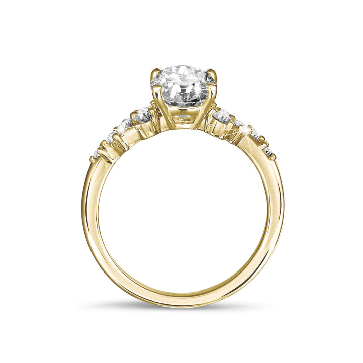 Anello solitario con cluster da 1.00 carati in oro giallo con diamante ovale