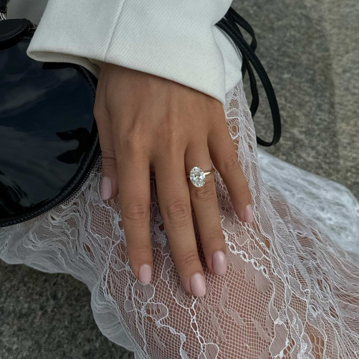 Anello solitario da 0,70 ct in oro bianco con diamante ovale