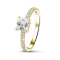 Anello solitario da 1,50 carati con diamante taglio Asscher in oro giallo e diamanti laterali