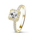 Anello solitario con halo da 1,20 carati con diamante taglio Asscher in oro giallo e diamanti rotondi
