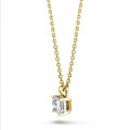 Pendente solitario da 1,00 carati in oro giallo con diamante taglio Asscher