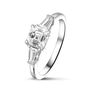 Anello trilogy da 1,00 carati in oro bianco con diamante taglio Asscher e baguette affusolate
