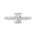 Anello solitario da 0,70 carati con diamante taglio radiant in oro bianco con diamanti laterali