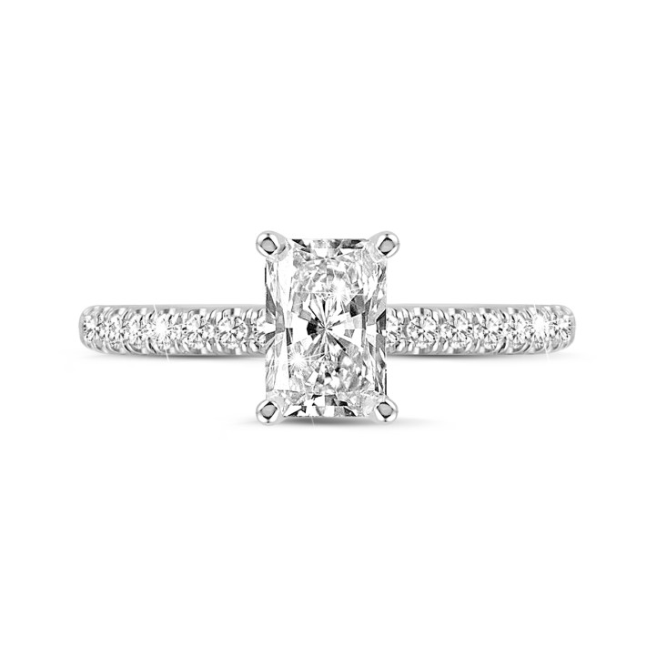 Anello solitario da 0,70 carati con diamante taglio radiant in oro bianco con diamanti laterali