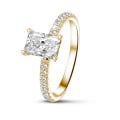 Anello solitario da 1,50 carati con diamante taglio radiant in oro giallo con diamanti laterali