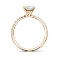 Anello solitario da 0,70 carati con diamante taglio radiant in oro rosso con diamanti laterali