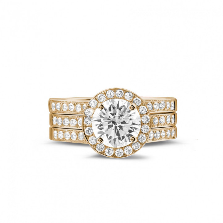 Anello solitario con diamante da 1,50 carati in oro rosso con diamanti laterali