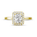 Anello solitario con halo da 1,20 carati con diamante taglio radiant in oro giallo con diamanti rotondi