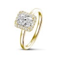 Anello solitario con halo da 2,00 carati con diamante taglio radiant in oro giallo con diamanti rotondi