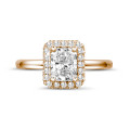 Anello solitario halo da 1,20 carati con diamante taglio radiant in oro rosso con diamanti rotondi
