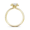 Anello solitario halo da 0,70 carati con diamante taglio radiant in oro giallo con diamanti rotondi