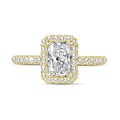 Anello solitario con halo da 1,50 carati con diamante taglio radiant in oro giallo con diamanti rotondi