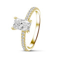 Anello solitario da 1,50 carati con diamante taglio radiant e alone nascosto in oro giallo