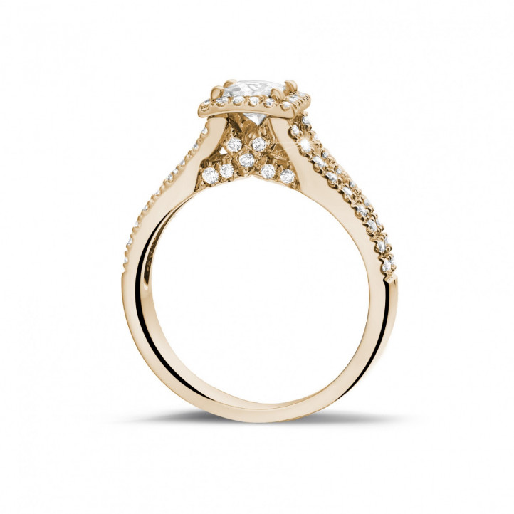 Anello solitario da 0,50 carati in oro rosso con diamante princess e diamanti laterali