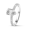Anello solitario da 1,50 ct in oro bianco con diamante a goccia e halo nascosto