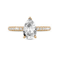 Anello solitario da 0,70 ct in oro rosso con diamante a goccia e alone nascosto