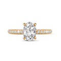 Anello solitario da 0,70 ct in oro rosso con diamante ovale e halo nascosto