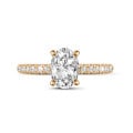 Anello solitario da 0,70 ct in oro rosso con diamante ovale e halo nascosto