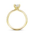 Anello solitario da 2,00 ct in oro giallo con diamante ovale e halo nascosto