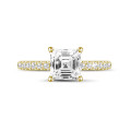 Anello solitario da 1,00 carati con diamante taglio Asscher e alone nascosto in oro giallo. 