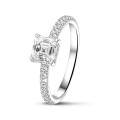 Anello solitario da 2,00 carati con diamante taglio Asscher e alone nascosto in oro bianco. 