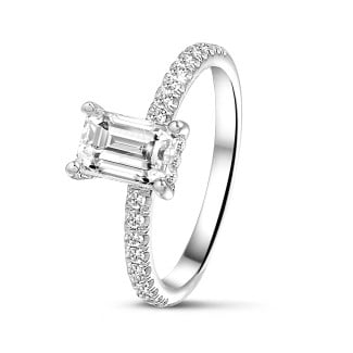 Anello solitario da 1,00 carati con diamante taglio smeraldo e alone nascosto in oro bianco