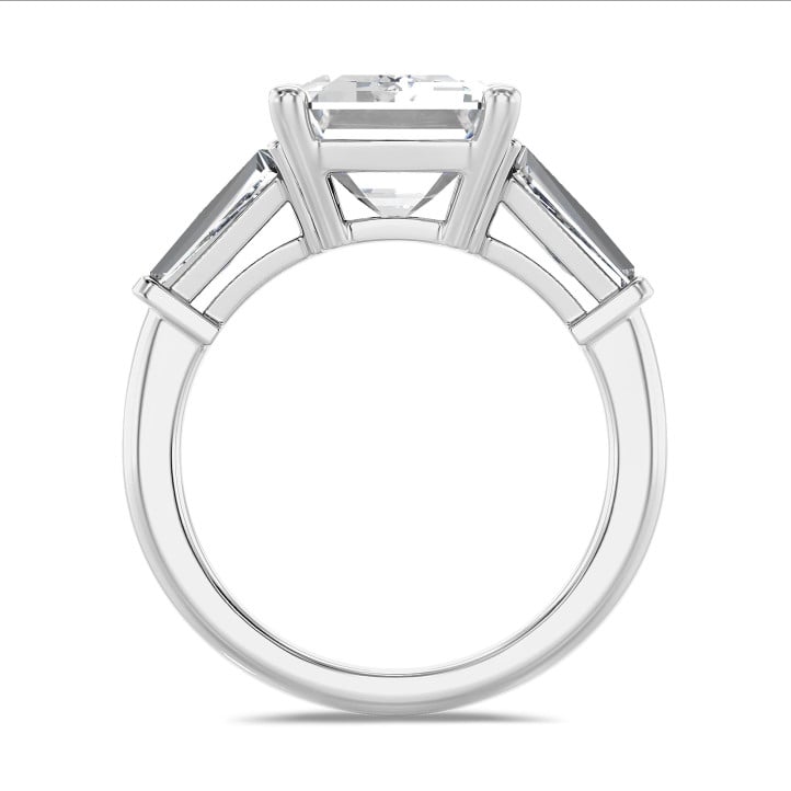 Anello trilogy su misura con diamante taglio smeraldo e baguette affusolate