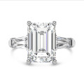 Anello trilogy su misura con diamante taglio smeraldo e baguette affusolate