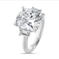 Anello trilogy su misura con diamante taglio cuscino