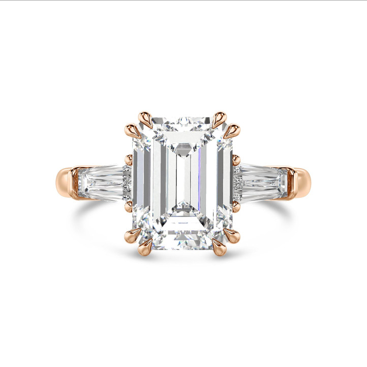 Anello solitario su misura con diamante taglio smeraldo
