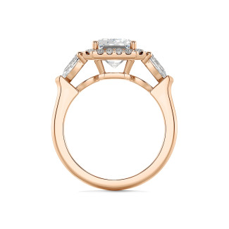 Anello trilogy su misura con un diamante taglio smeraldo e diamanti laterali taglio pera