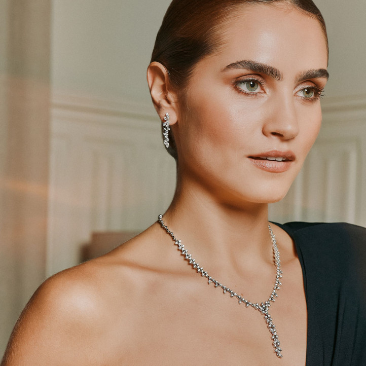 Collana da 7,00 carati in oro giallo con diamanti rotondi e marquise